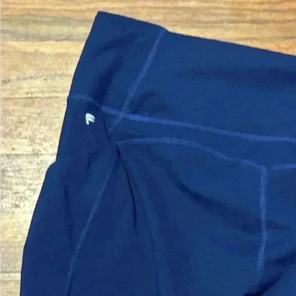 Fableticsโ PureLuxe High Waisted Navy Blue Crop Leggings, XL - Picture 8 of 9